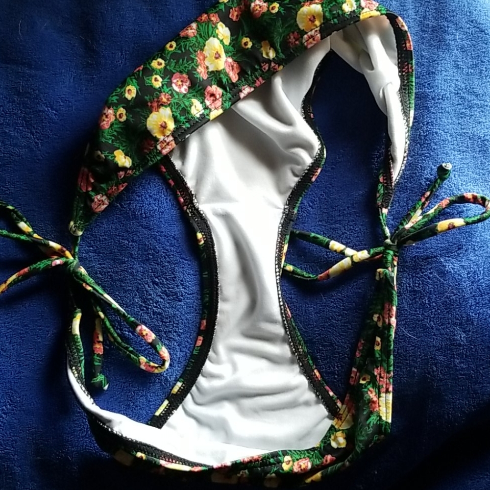 Guess Bikini - Picture 3 of 3